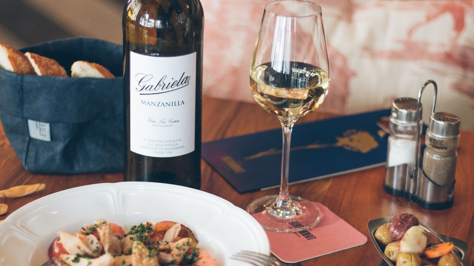 Una copa de manzanilla.