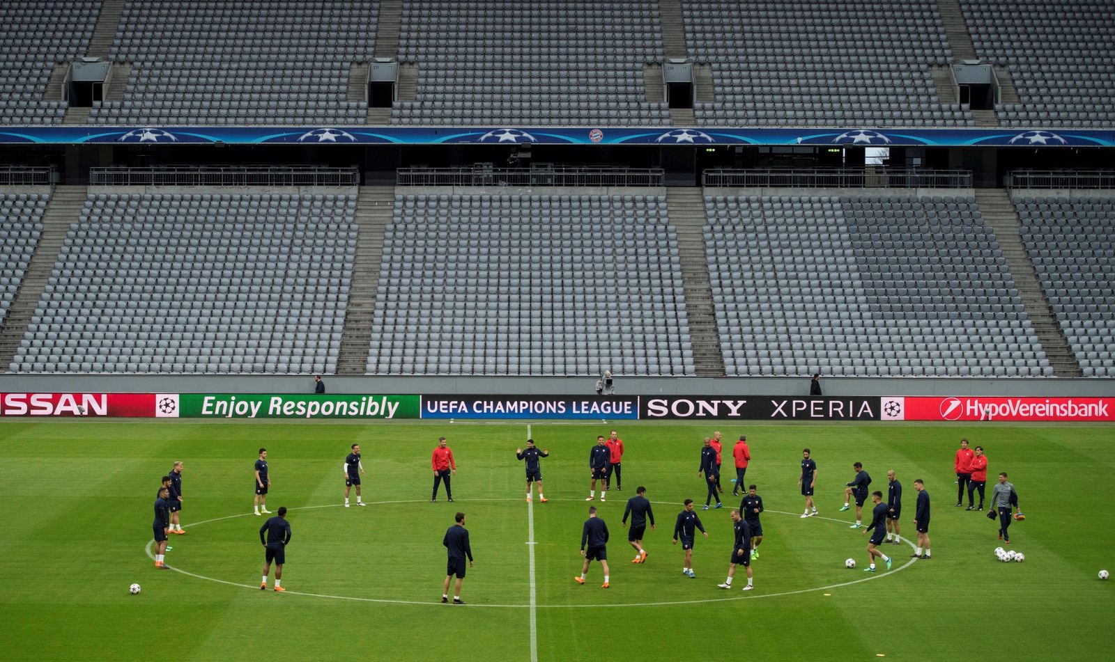Los jugadores sevillistas se ejercitan en el Allianz Arena de Múnich.