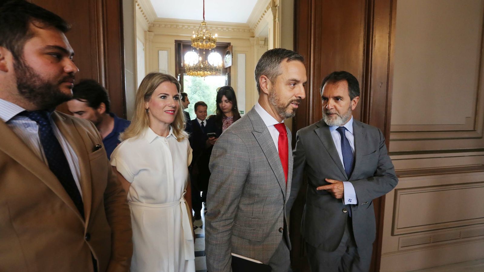 Juan Bravo conversa con el director de la Real Escuela en presencia de Ana Mestre y Miguel Rodríguez.