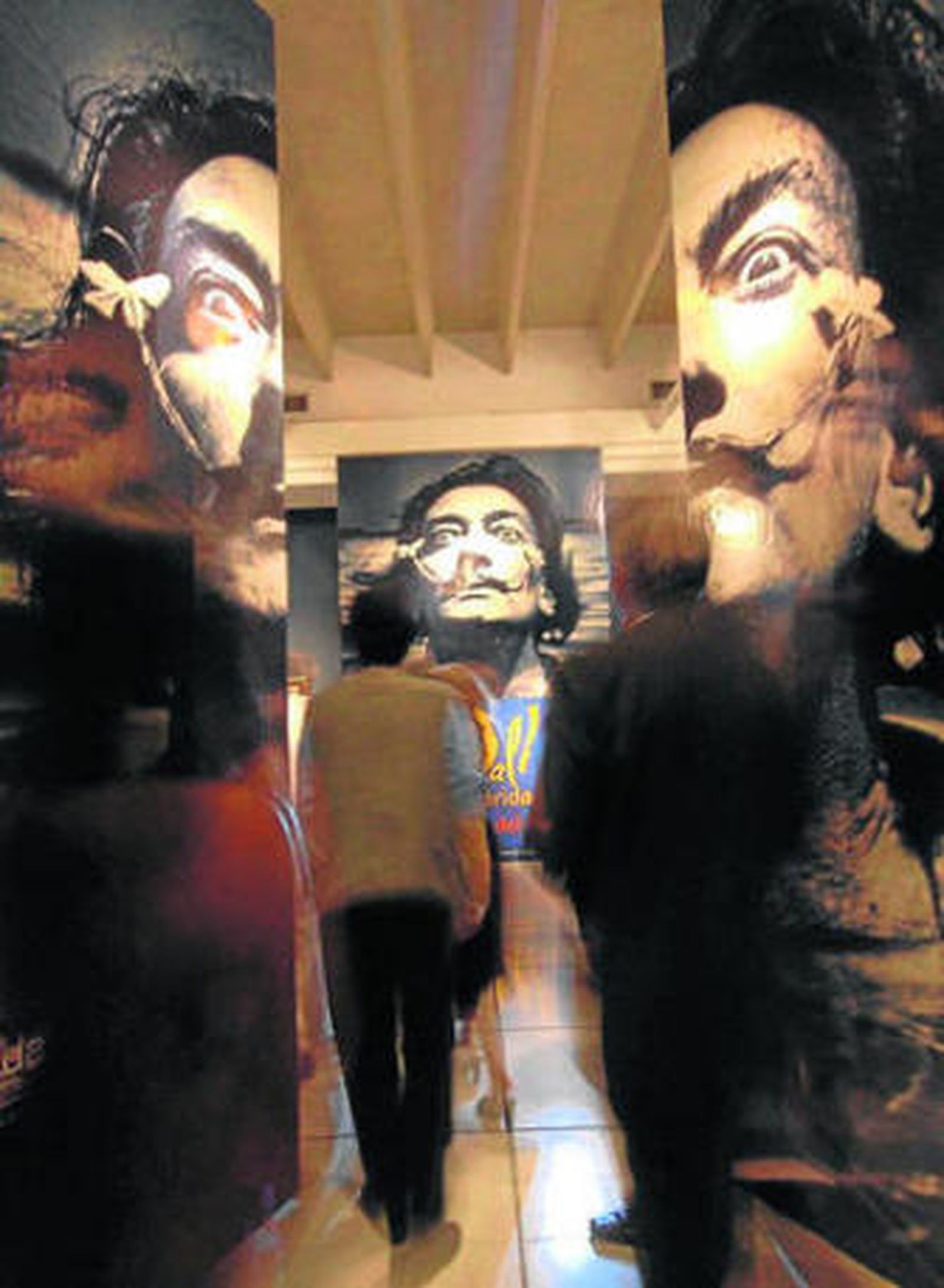 Visitantes en la exposición sobre Dalí en México.