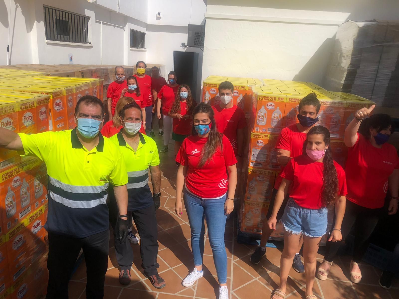 Los voluntarios entregan el detergente en Hogar Betania
