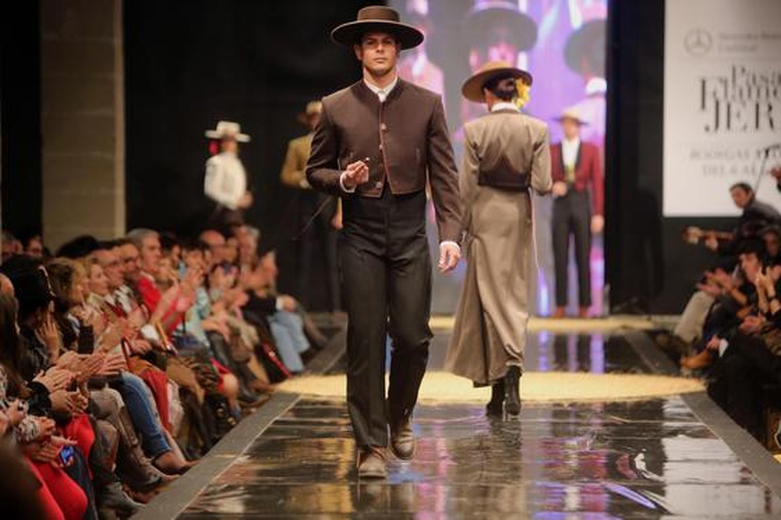 Para componer 'Antología' el diseñador ha hecho una selección de creaciones de líneas anteriores como 'Pasión ecuestre', 'Sueño goyesco' o 'Fantasía taurina'.

Foto: Juan Carlos Corchado