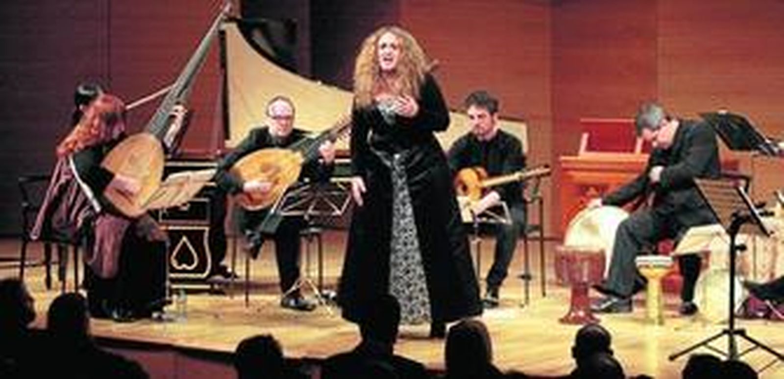 Un instante del 'Teatro d'amore' ofrecido anoche, en la inauguración del Femàs, por L'Arpeggiata y Christina Pluhar.