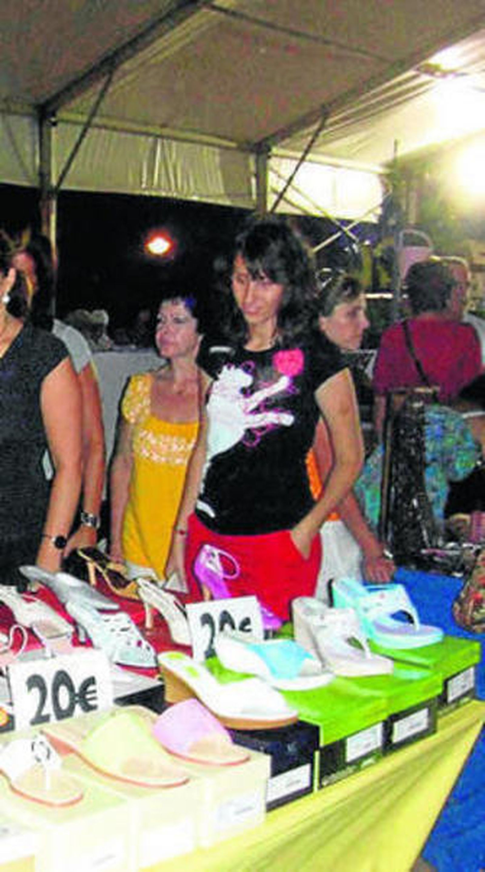 Zapatos expuestos en un mercado.