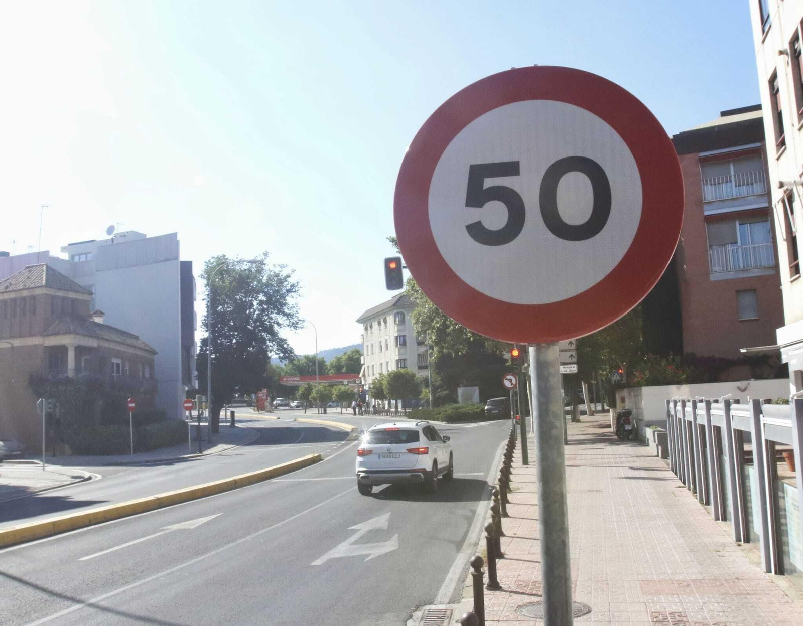 Señal que fija en 50 km/h la limitación de velocidad al inicio de la Avenida del Brillante.