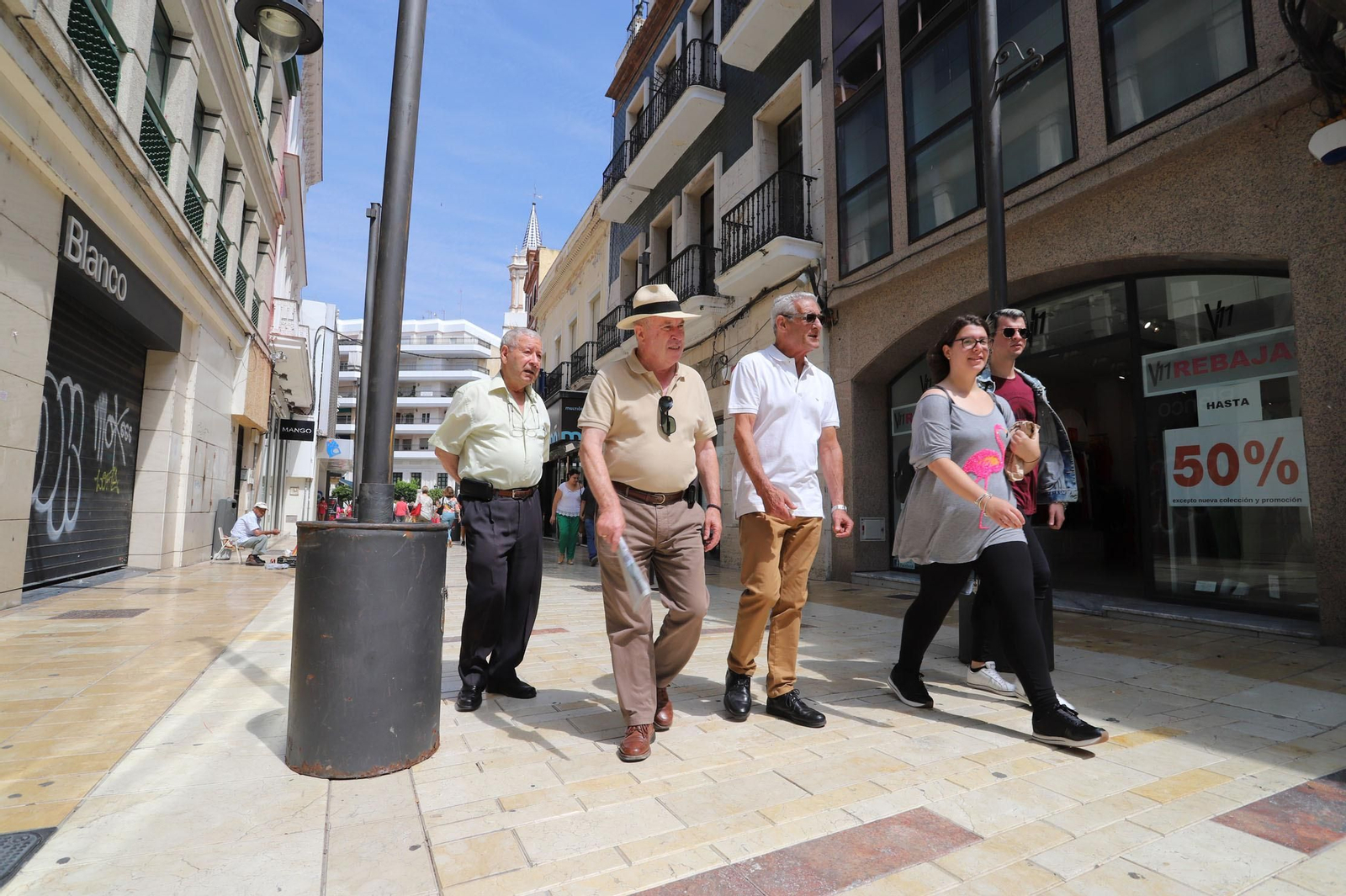Ya están colocados los soportes para la estructura de los toldos.