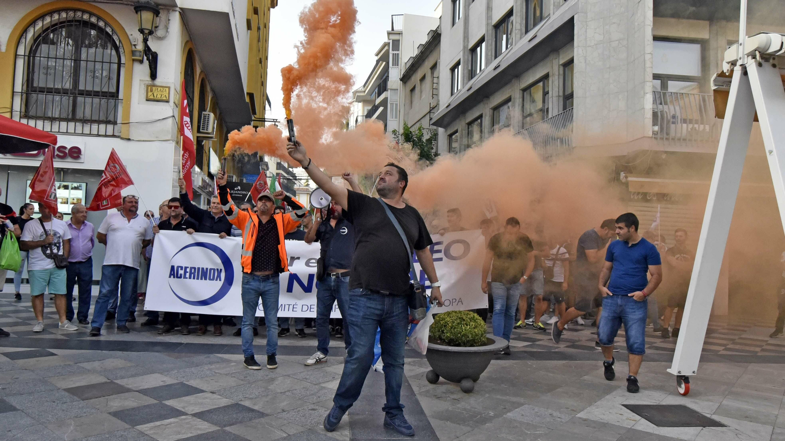 Las mejores fotos de la manifestación de los trabajadores de Acerinox por la calles de Algeciras