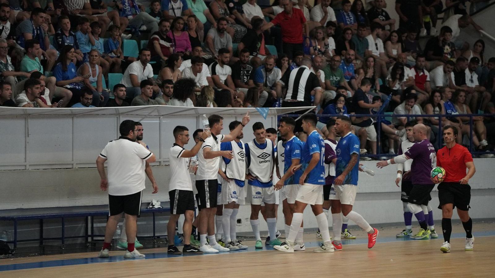 Isco da instrucciones a sus jugadores durante un tiempo muerto. Isco da instrucciones a sus jugadores durante un tiempo muerto.
