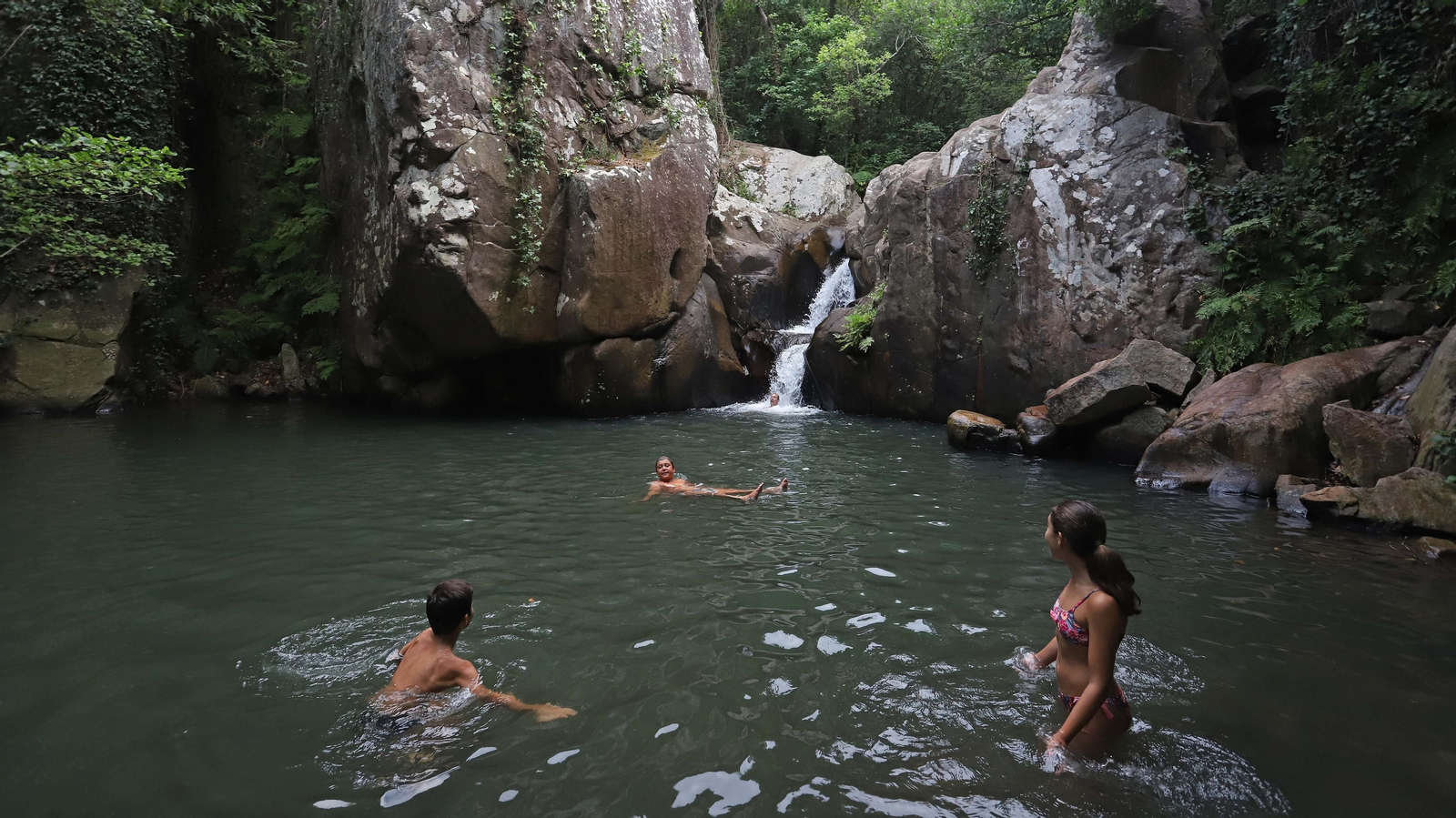 Basura en el sendero del Río de la Miel