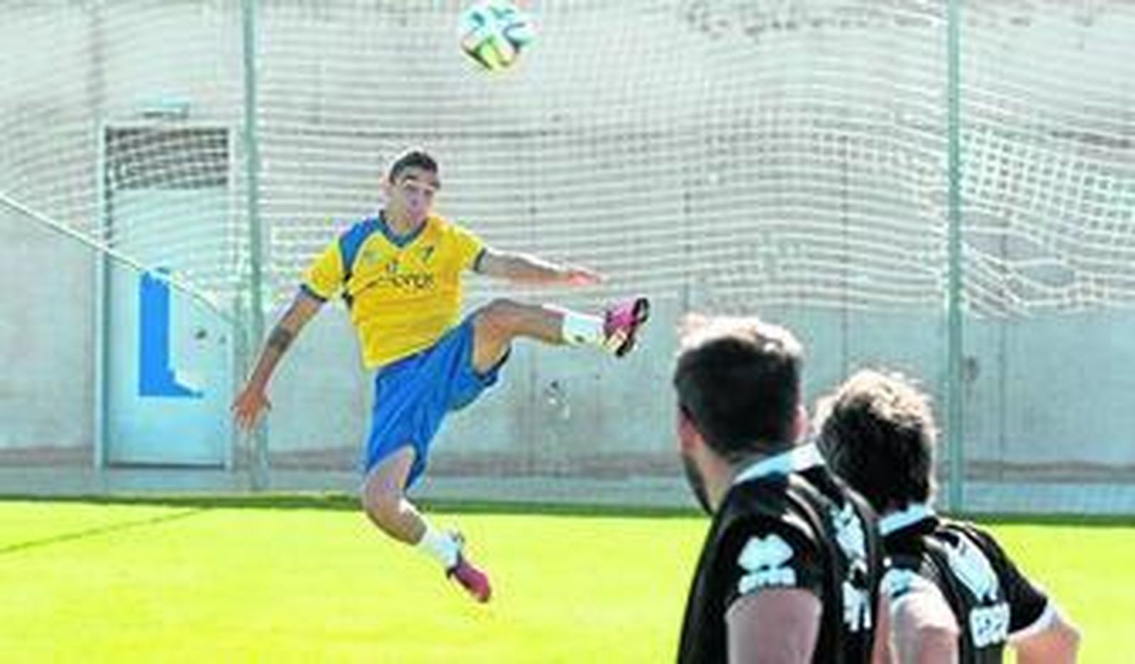 Tomás estira una pierna para intentar controlar el balón en un entrenamiento.