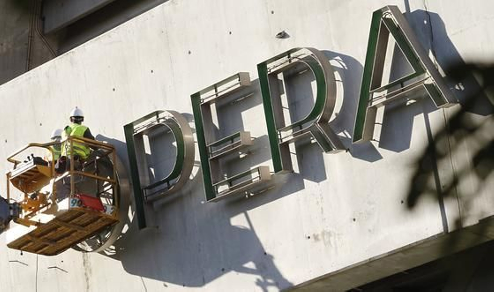 Retirada del nombre de Lopera del estadio del Betis. / Antonio Pizarro


Foto: Antonio Pizarro