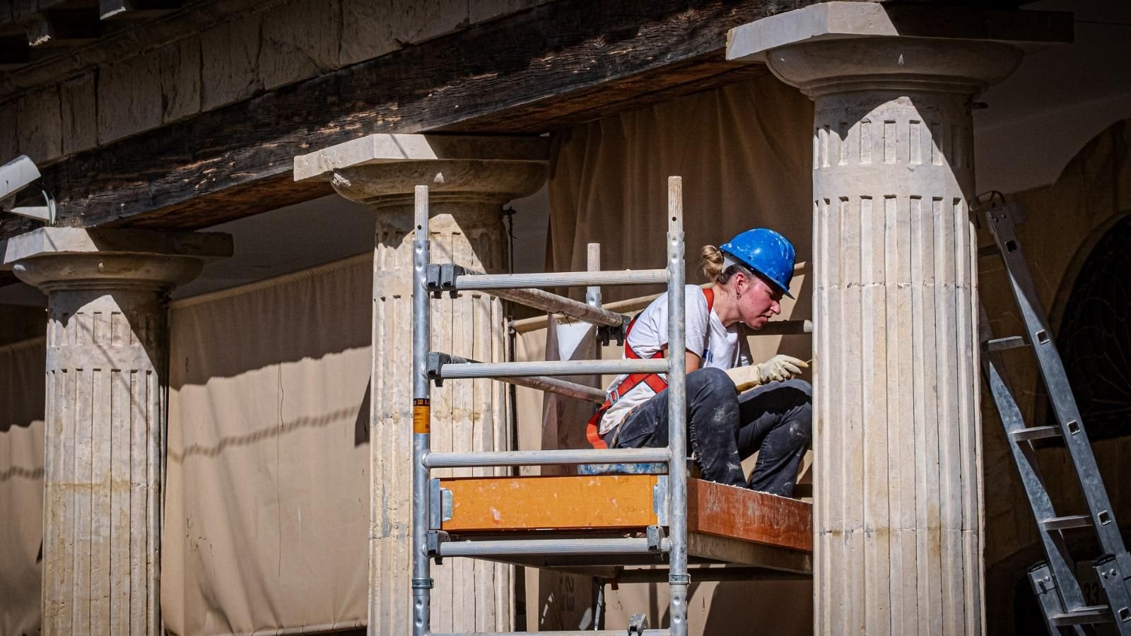 Una de las conservadoras restauradoras de la empresa Crebic interviene en el fuste de una de las 72 columnas dóricas del Mercado Central de Abastos.