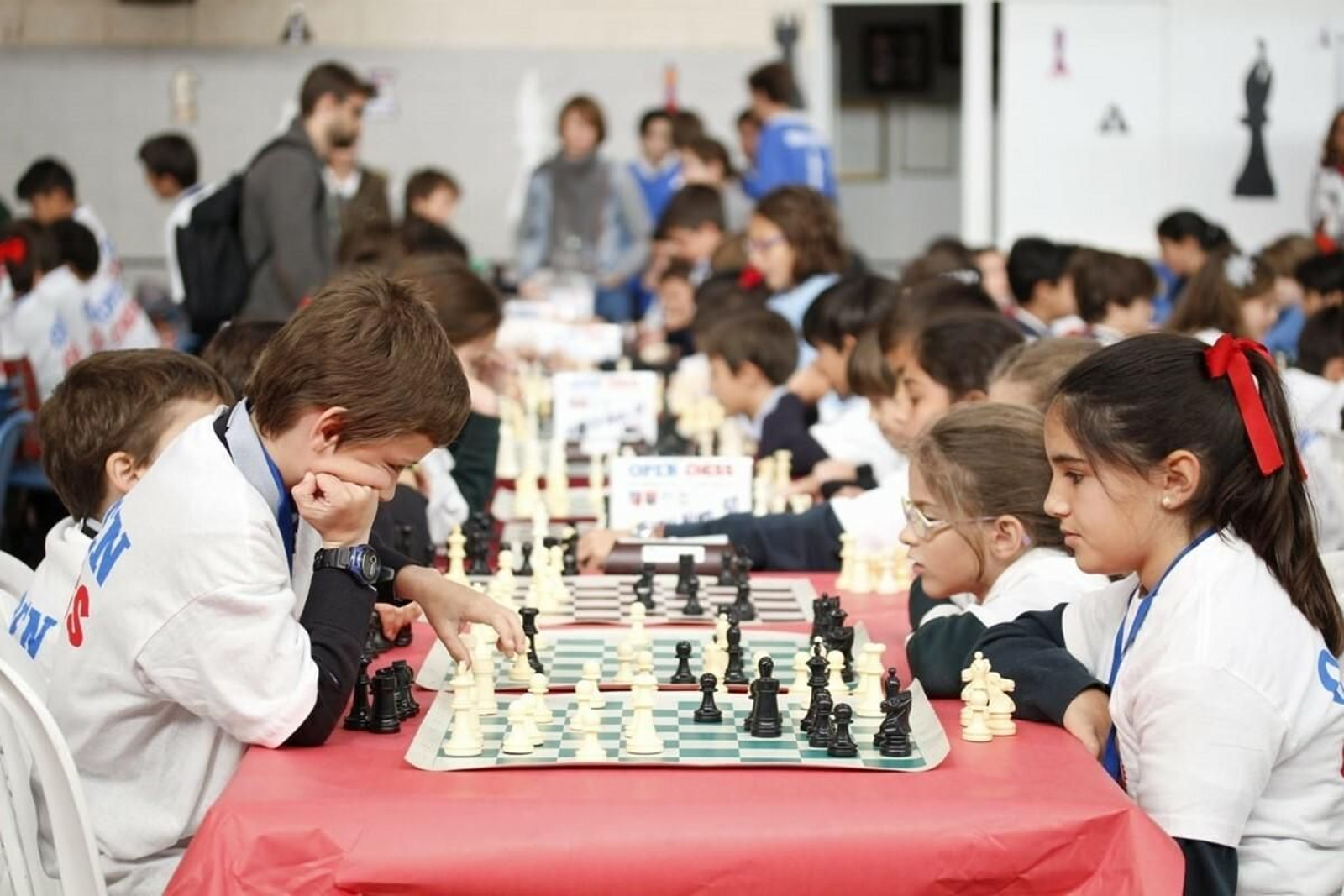 Varios alumnos juegan al ajedrez durante el torneo 'Open Chess'