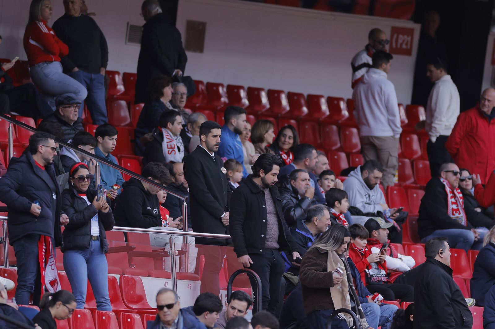 Búscate en las fotos del Sevilla - Girona