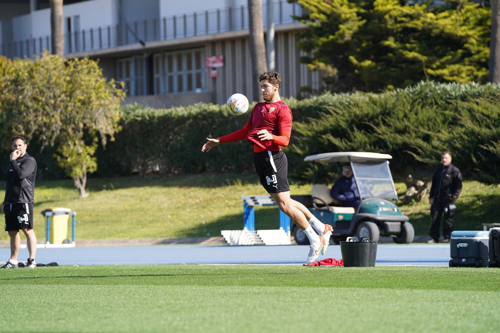 Babic controla un balón con el pecho