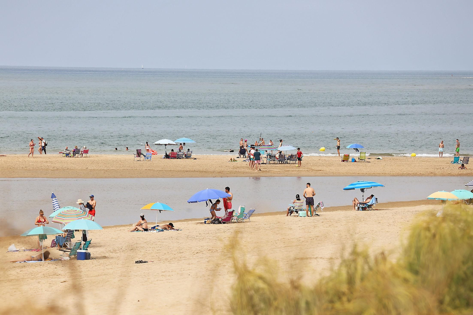 Imágenes del ambiente en las playas de Huelva en la mañana de domingo