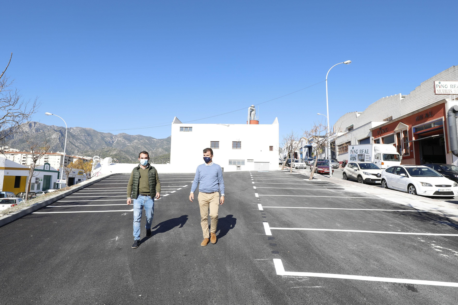 Los concejales de Transporte y Obras, Enrique Rodríguez (I.) y Diego López, visitan las nuevas zonas de aparcamiento en La Ermita.