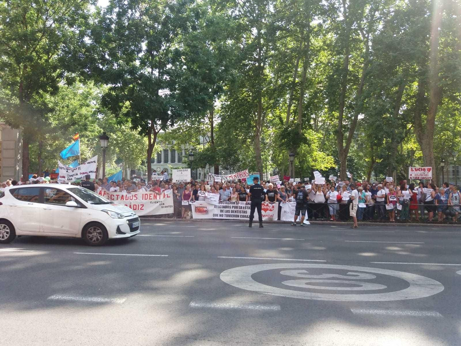 La protesta en Madrid de los afectados por Idental