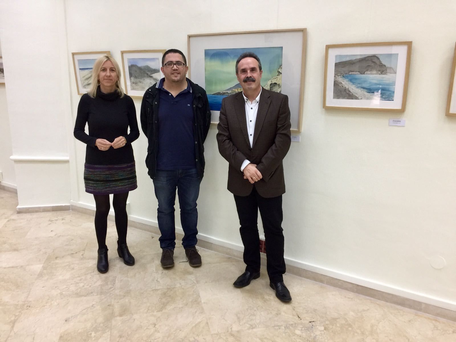 El delegado de Cultura, Alfredo Valdivia con el acuarelista Juan Antonio Maldonado y Carmen Méndez.