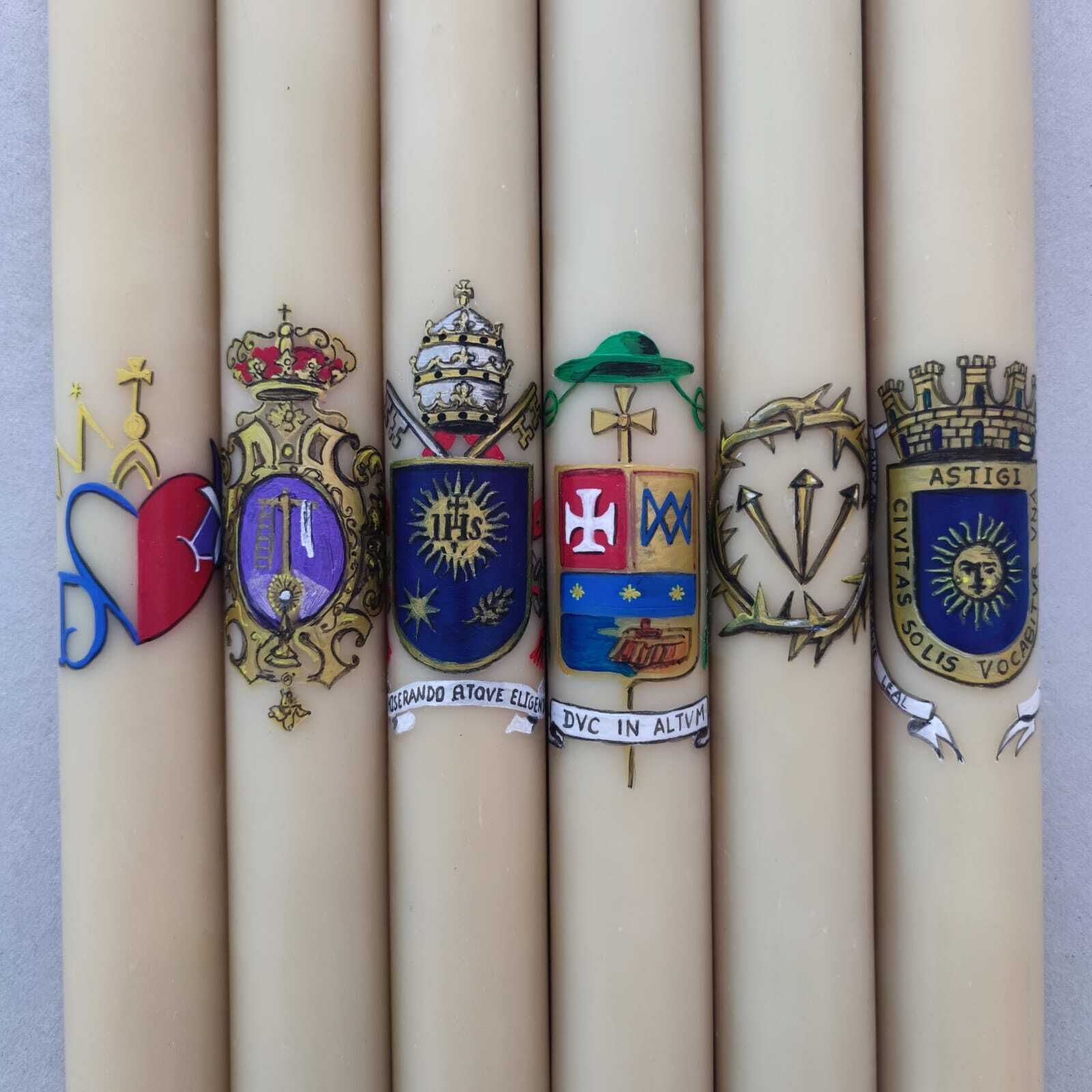 Más escudos pintados, como el de la ciudad