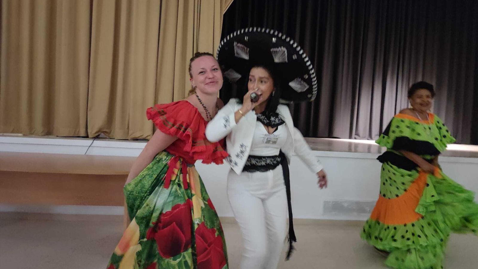 La mariachi Luz con miembros del grupo de baile Almería para Todos.