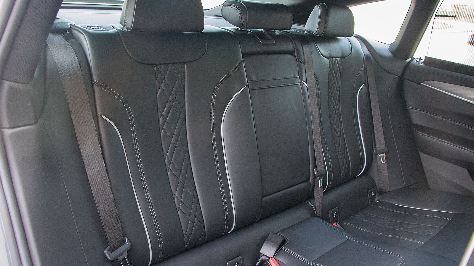 Detrás la amplitud es sobresaliente.