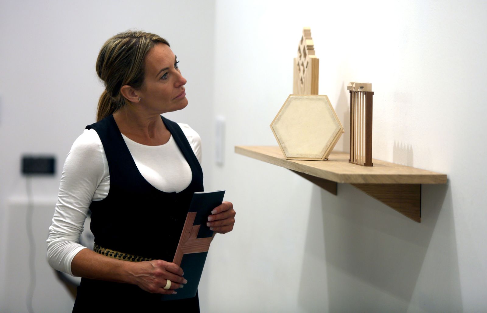 1. Una visitante observa una obra. 2. José Manuel Pereñíguez junto a una instalación que juega con los espacios y el volumen para poner en pie uno de los refranes.