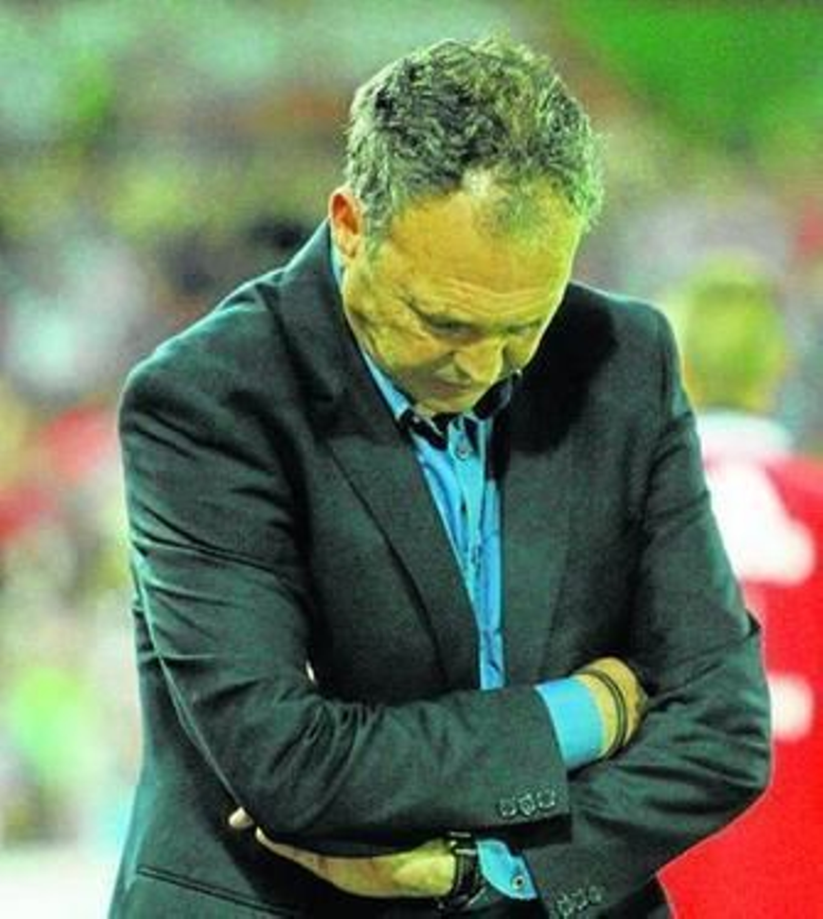 Caparrós, cabizbajo tras el gol del Rayo Vallecano.