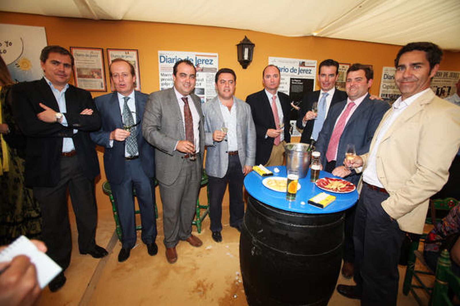 El decano del Colegio de Abogados de Jerez, Marcos Camacho O’Neale, junto a Francisco Gassín, Juan Alfonso Romero, Manuel Arévalo, Luis de Diego, Luis Osborne, Guado Treire y el director de Diario de Jerez, David Fernández.

Foto: Vanesa Lobo