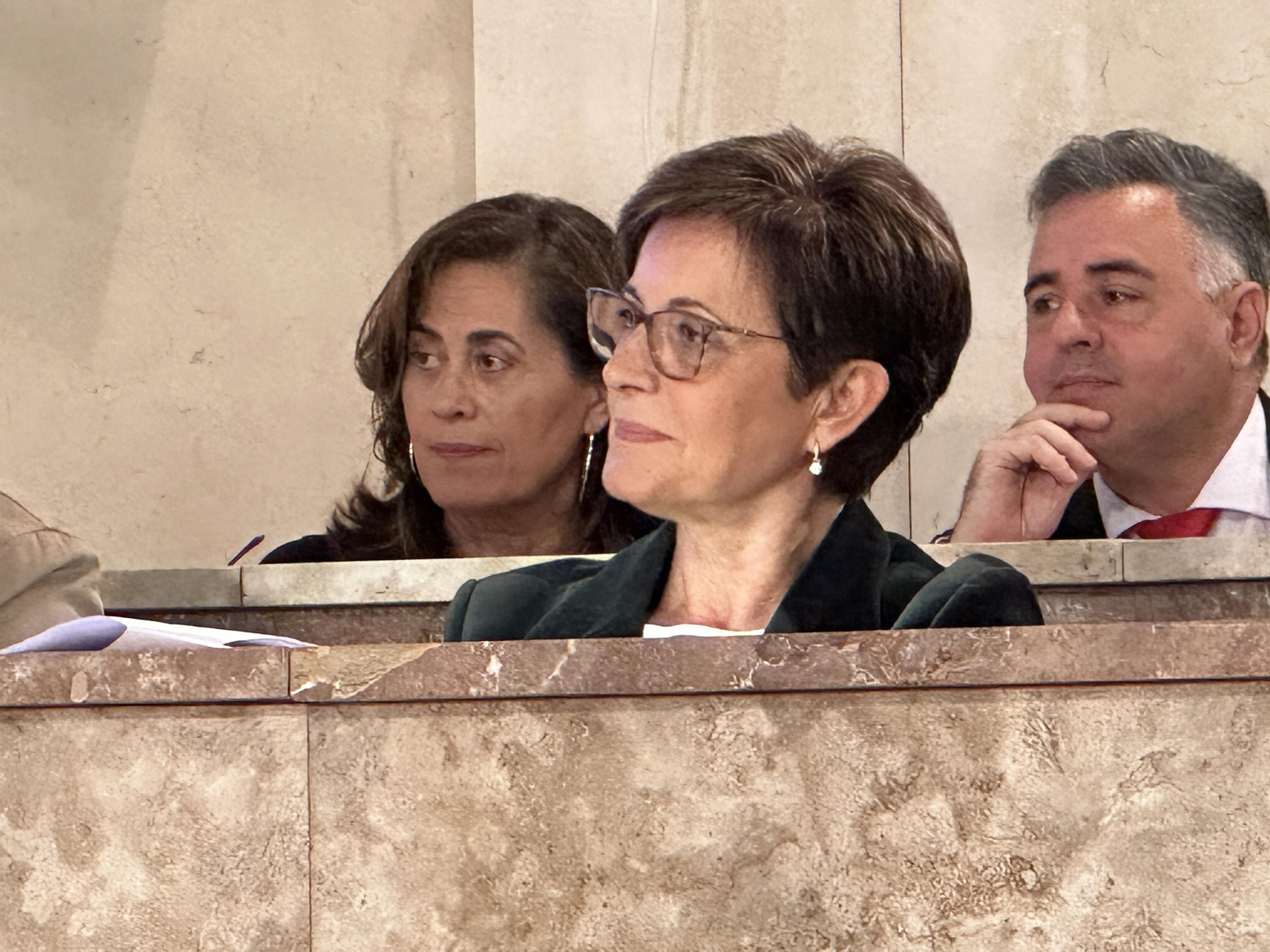Adriana Valverde, Carmen Aguilar y Antonio Ruano, en el Pleno del Ayuntamiento de Almería