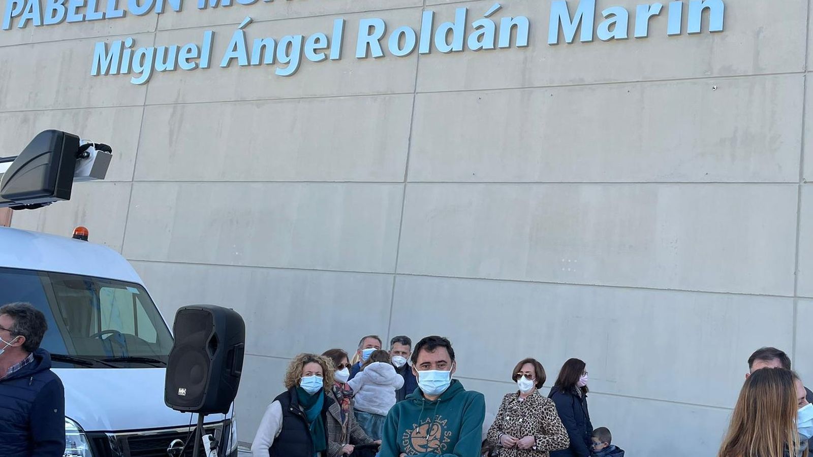 Miguel Ángel Roldán posa junto al pabellón de Fernán Núñez.