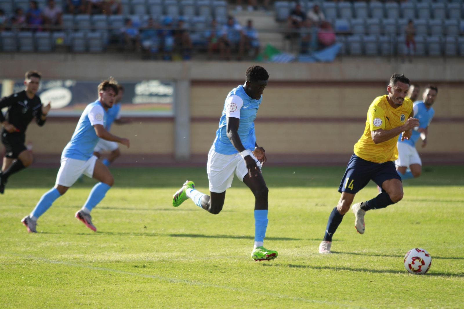El celeste Gnangoro conduce el balón durante un encuentro de esta temporada disputado en Santo Domingo.