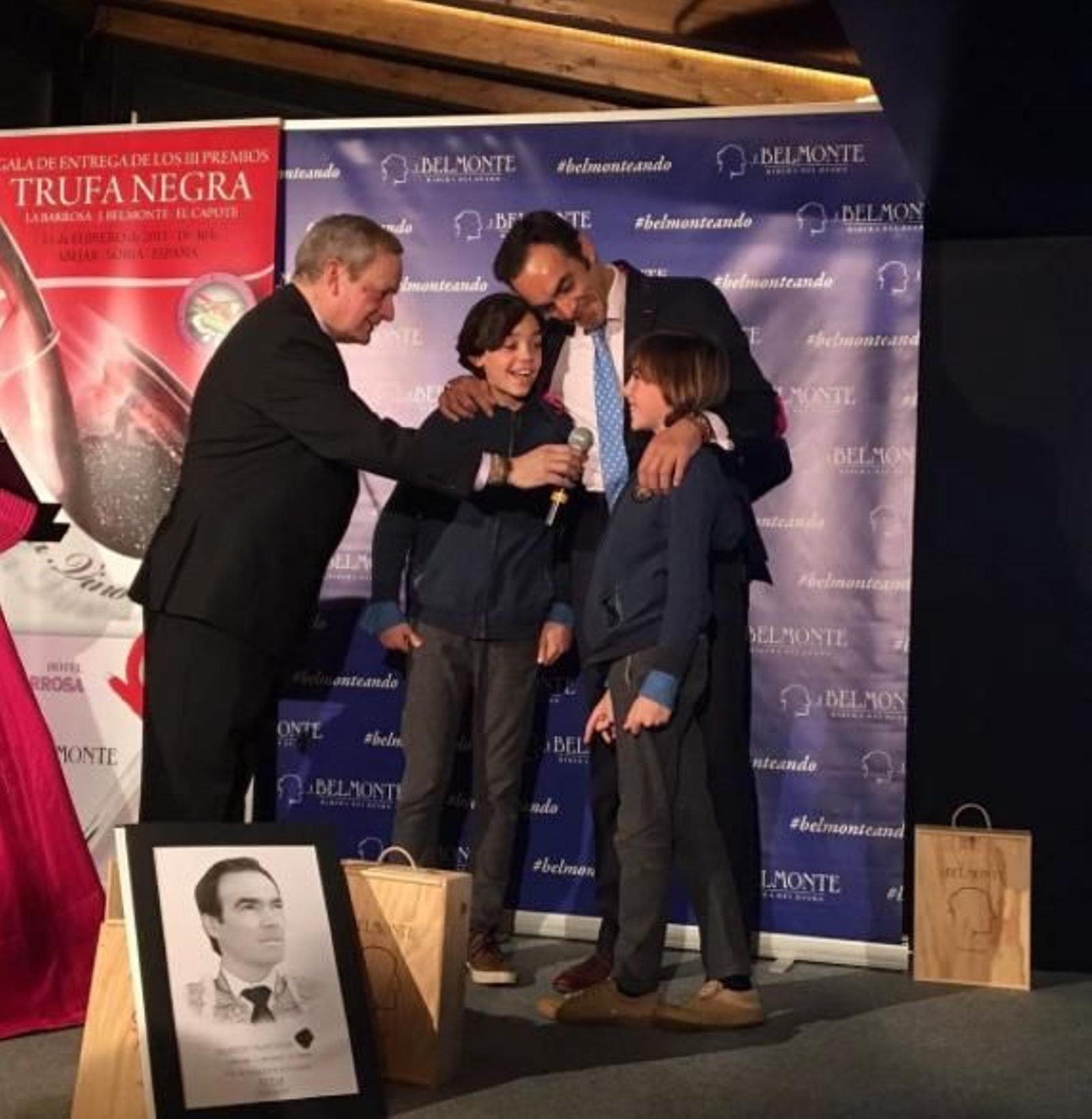 El Cid, con sus hijos, recoge un trofeo.