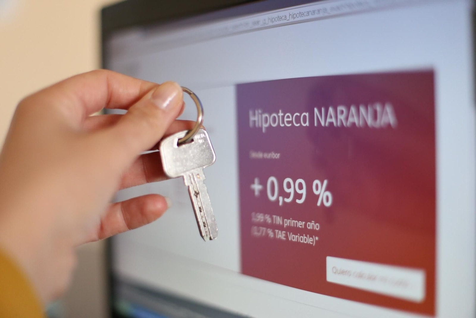 Un usuario, llave en mano, consulta las condiciones hipotecarias en una página web.