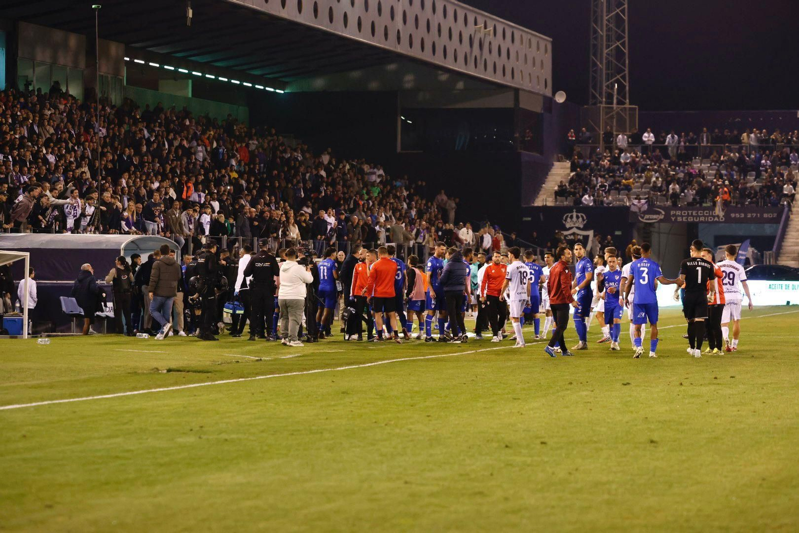 Los jugadores, a vestuarios.
