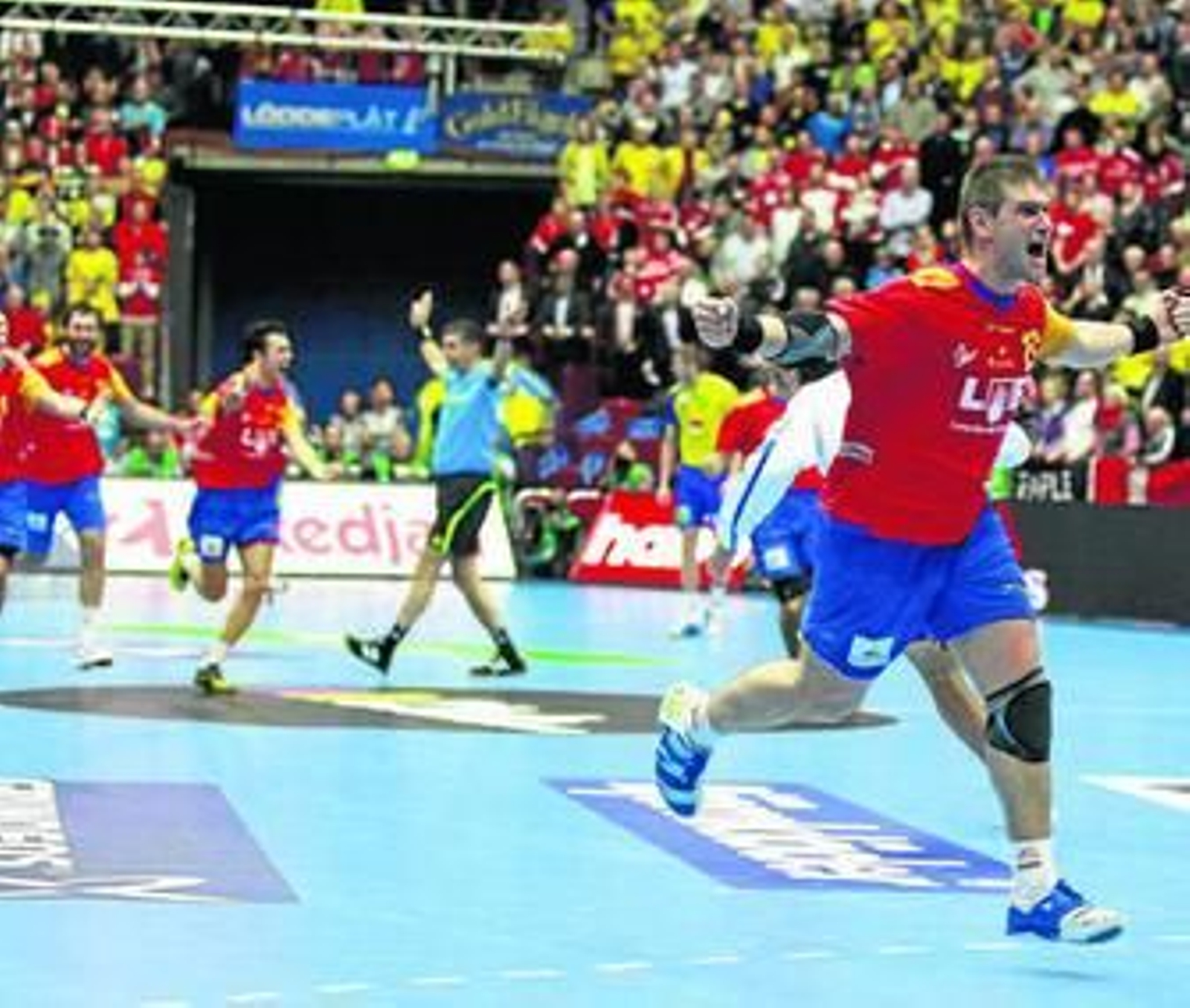 Aguinagalde, en primer término, celebra la victoria de España frente a Suecia.