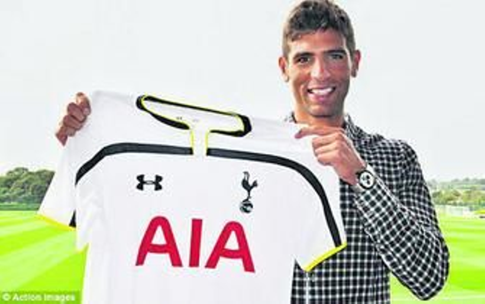 Fazio posa con la camiseta del Tottenham Hotspur.