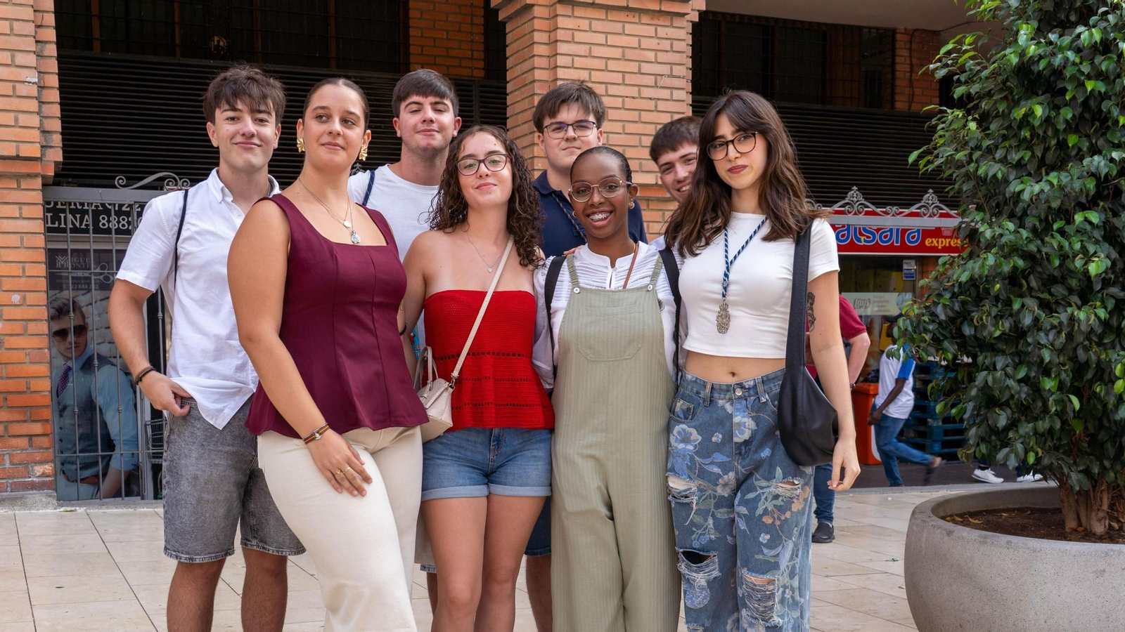 Amigos que van a ver la procesión Magna Mariana de este sábado.