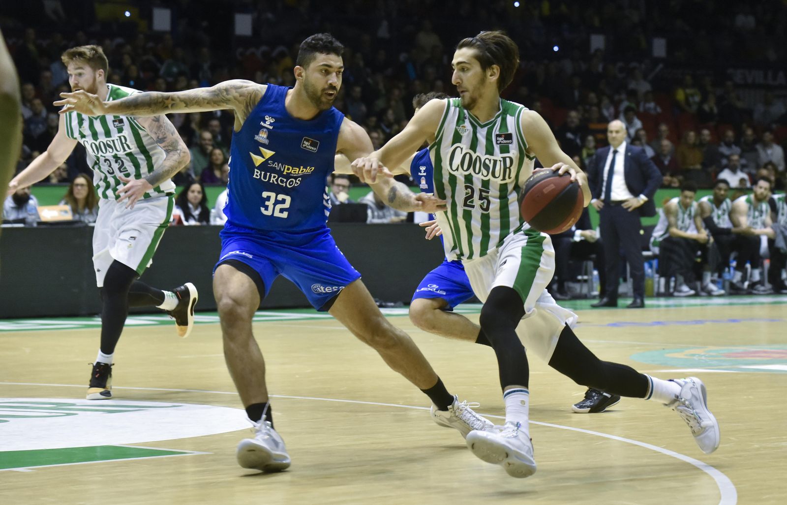 Sipahi trata de avanzar defendido por el jugador del Burgos Lima.