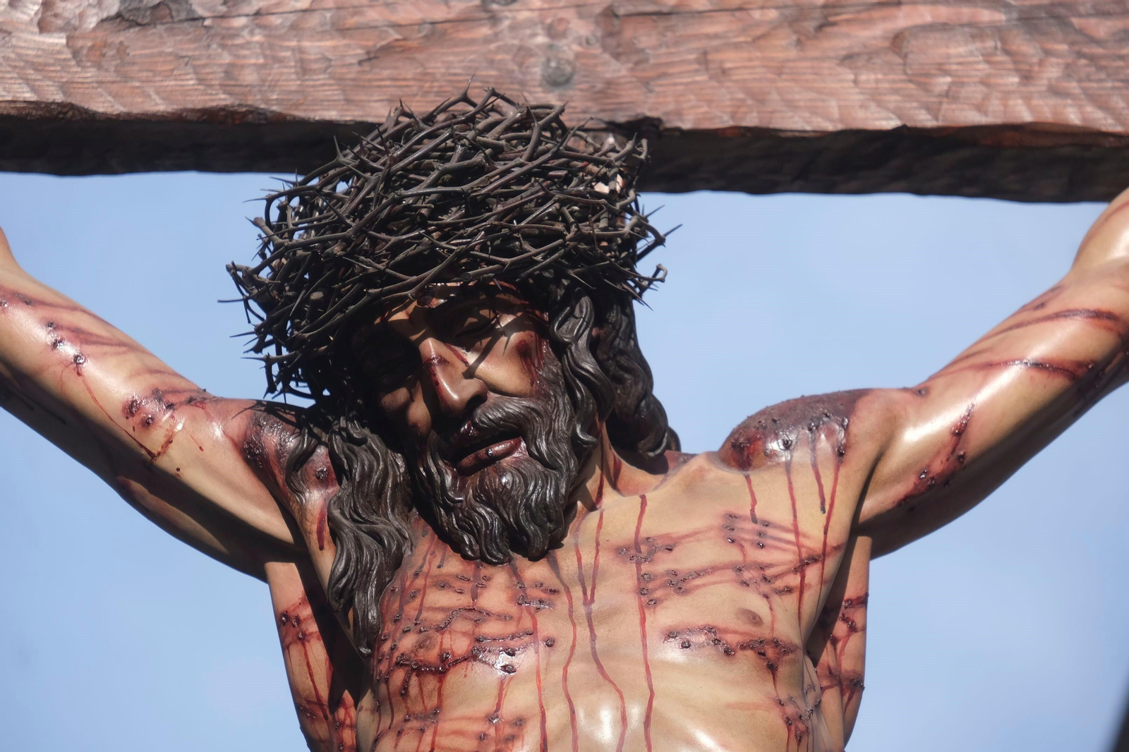 Martes Santo en Córdoba: la procesión de la Universitaria, en imágenes