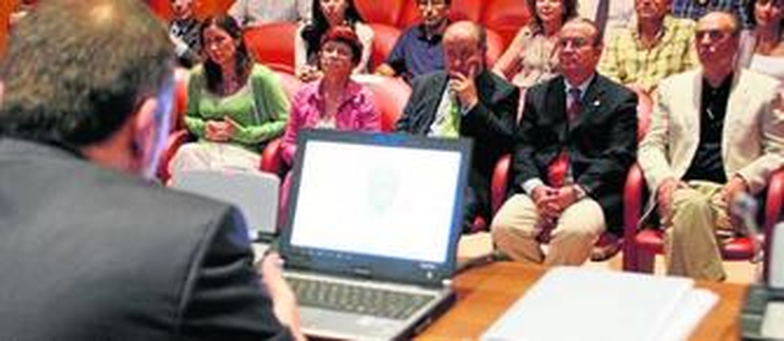 Juana María Rodríguez y José Torres Hurtado escuchan la exposición de Teodoro Luque en el Complejo Triunfo de la Universidad.