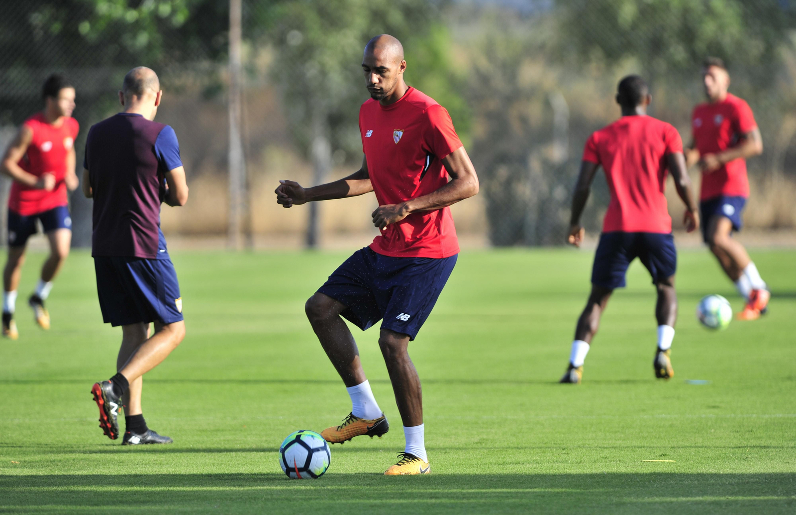 Steven N'Zonzi toca la pelota durante el entrenamiento de ayer.