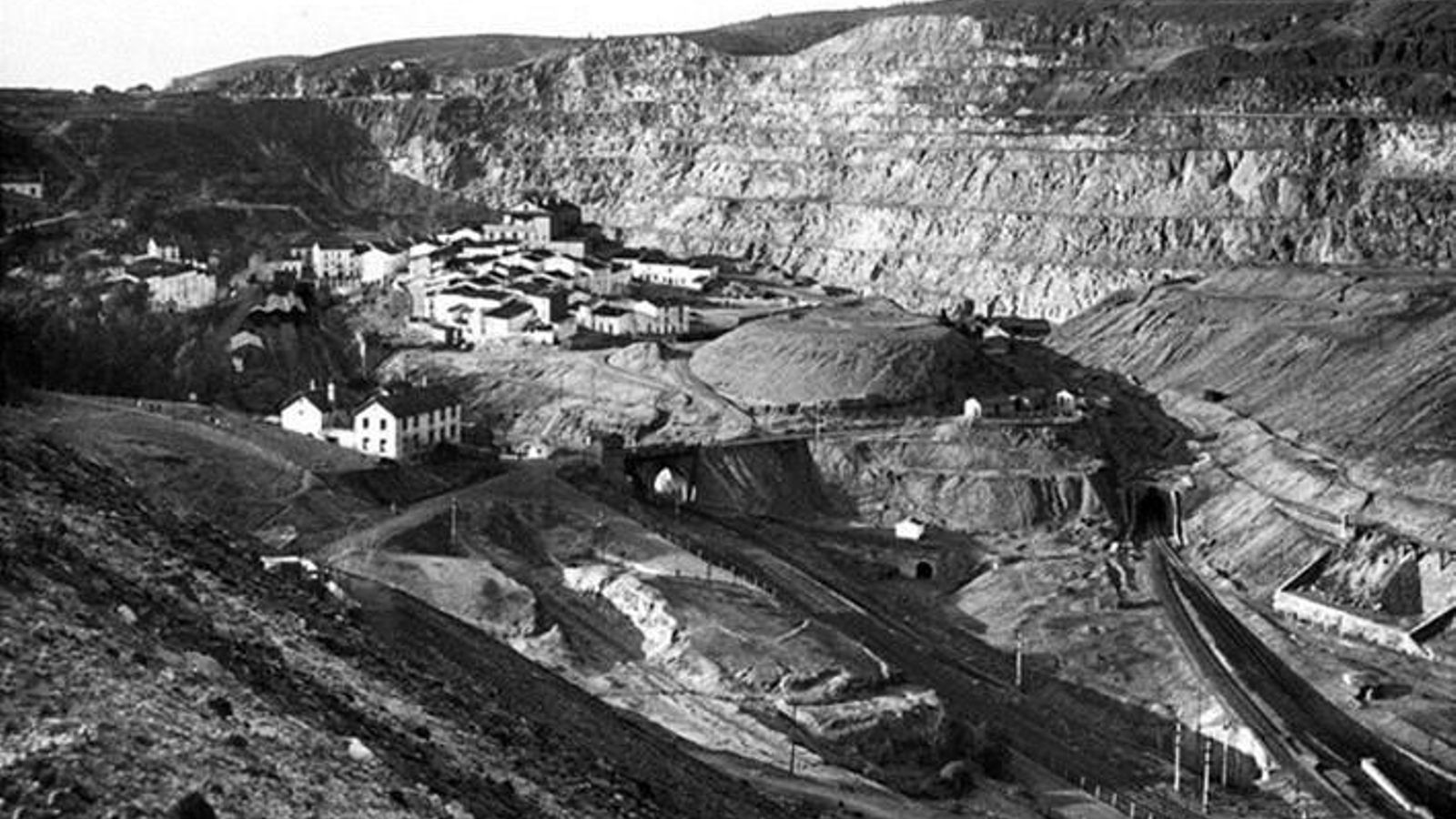 Vista de Rio Tinto Pueblo a la izquierda y la corta Filón Sur a la derecha.