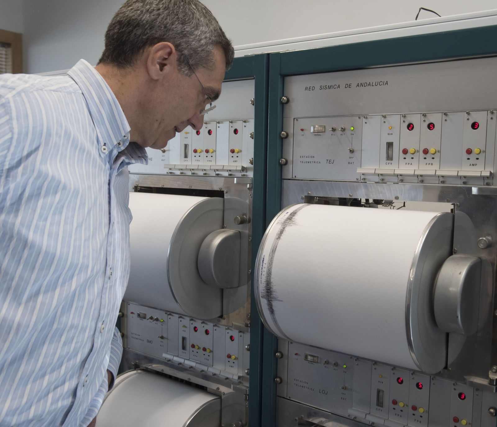 El director del Instituto Andaluz de Geofísica hace un año observando la gráfica dejada por el gran terremoto.