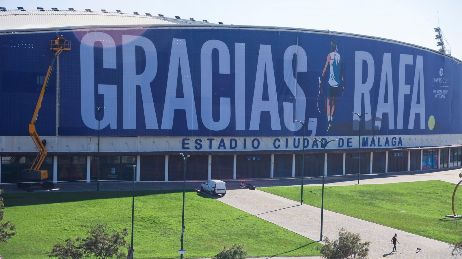 La pancarta de homenaje a Rafa Nadal en el Ciudad de Málaga, en imágenes
