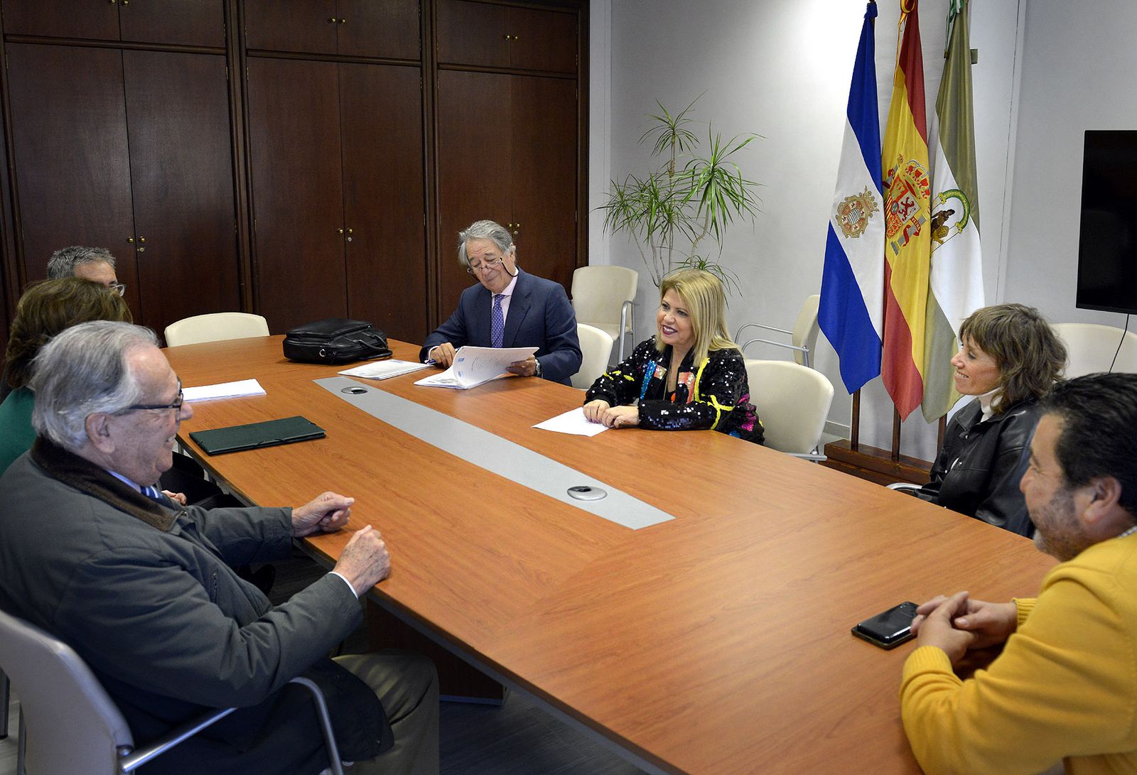 Mamen Sánchez, en la firma de la escritura de compra venta de la nave ‘Bodega La Chica’.