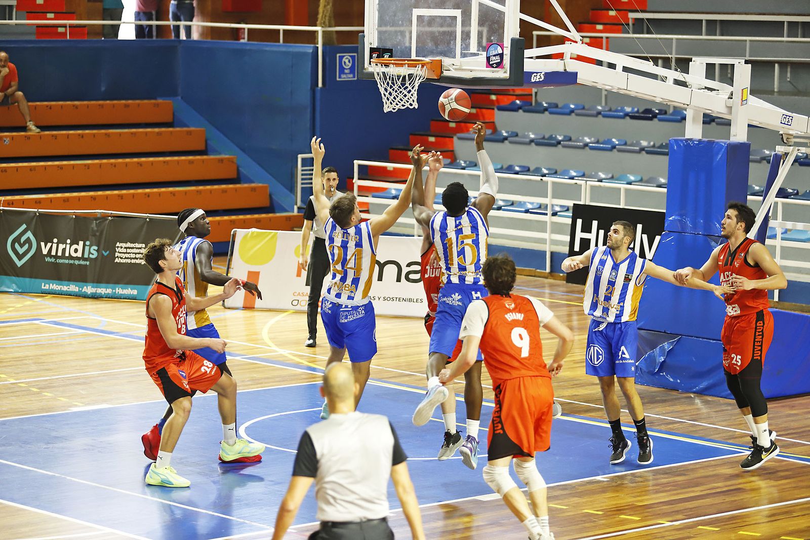 Imágenes del partido de baloncesto entre el Huelva Comercio Viridis y el Juventud Alcalá