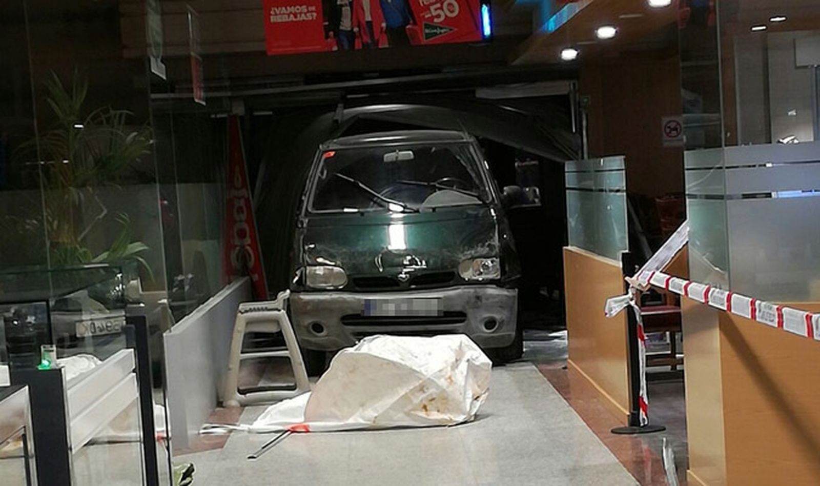 La furgoneta en el interior del comercio tras ser empotrada contra uno de los escaparates