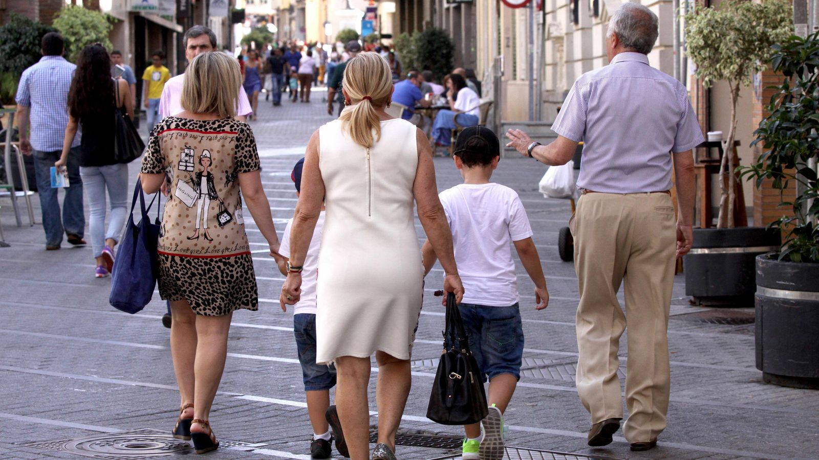 Una familia pasea con los abuelos