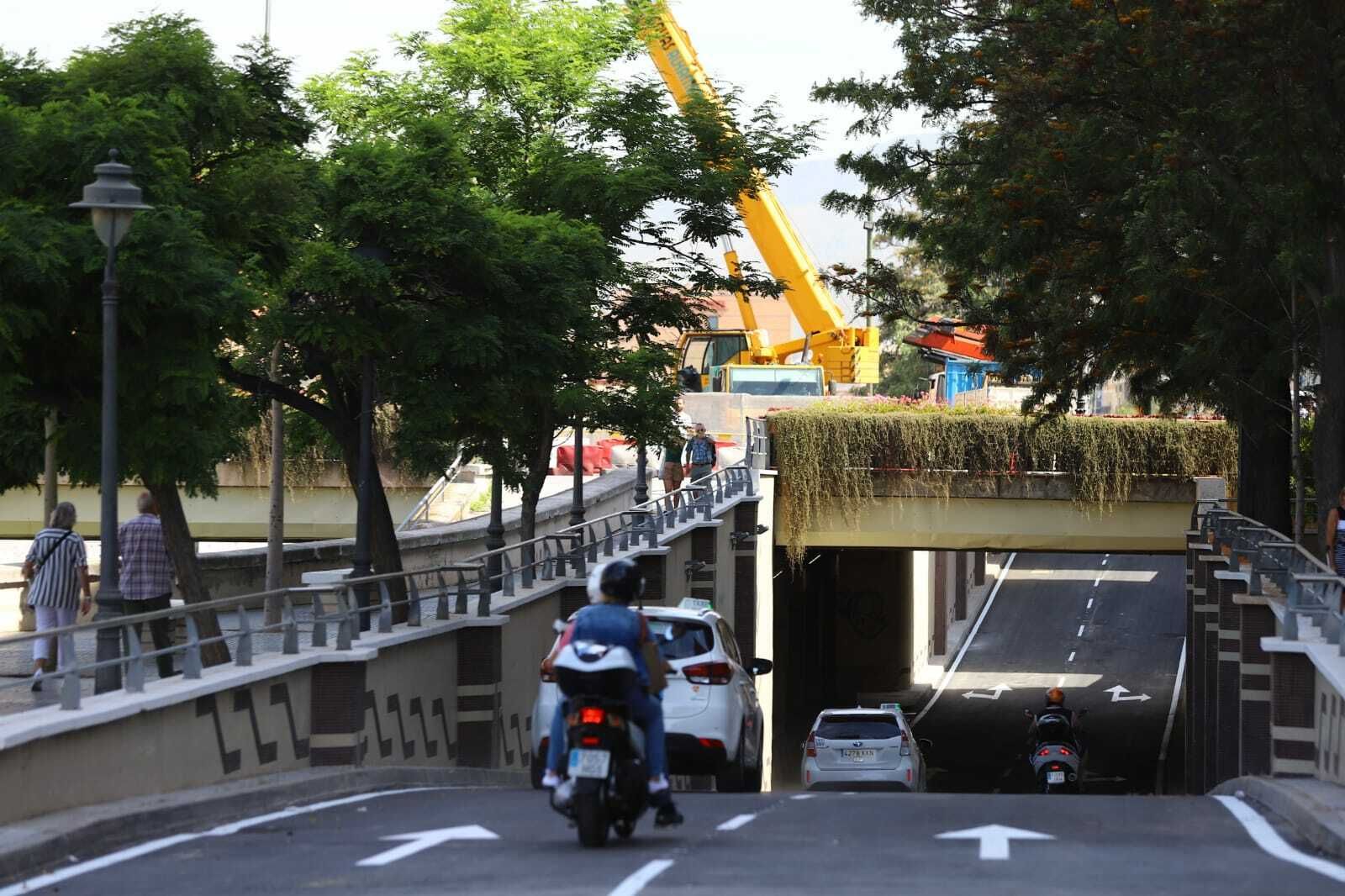 Varios vehículos ya circulan por el paso bajo el puente de Tetuán.